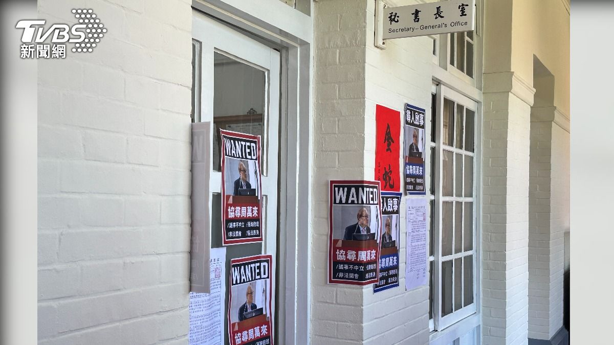 周萬來辦公室門口也被貼上尋人啟事與公文。（圖／潘袁詩羽攝）