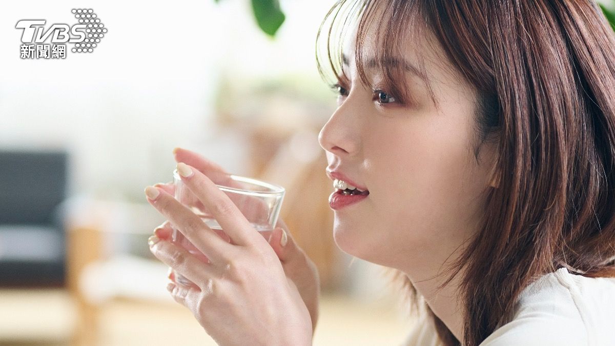 肚子餓可能是你「水喝不夠」 營養師揭身體缺水警訊:嘴破也是