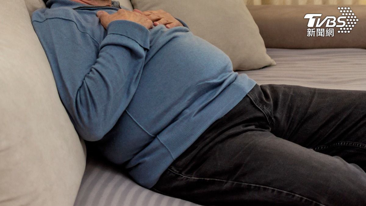 6旬男「一直打嗝」竟變腦幹缺血！醫曝4症狀　年輕人也可能中