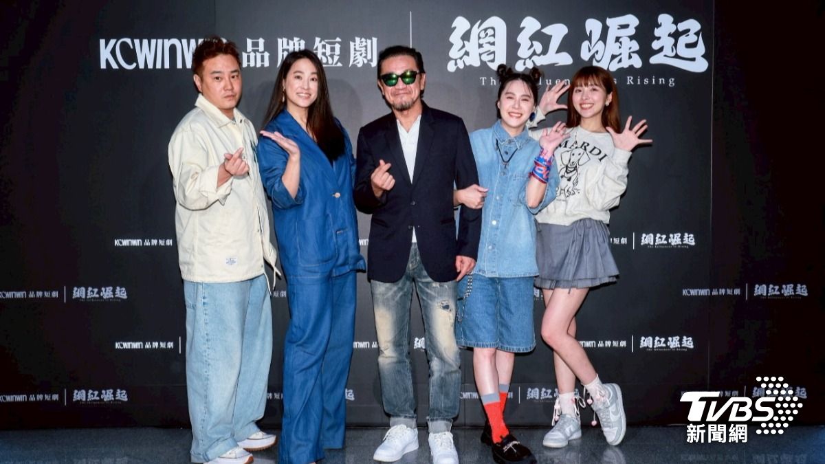 黃小柔（右二）找來好友們演出直頻劇。（圖／趙世平攝）