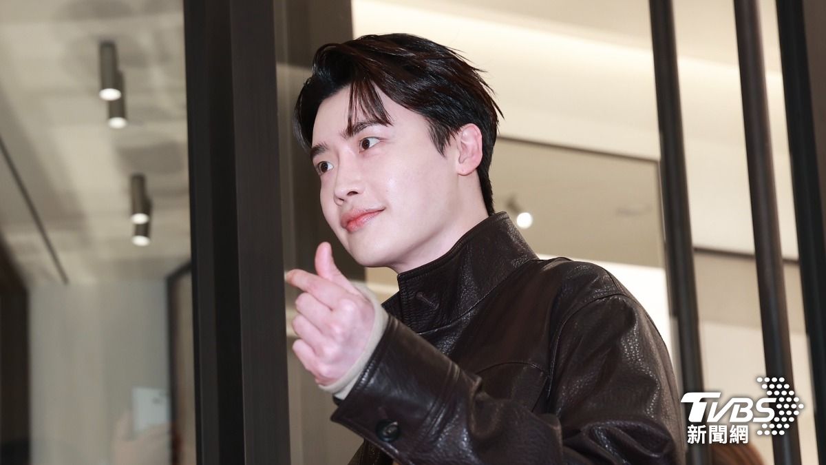 李鍾碩放送手指愛心。（圖／黃城碩攝）