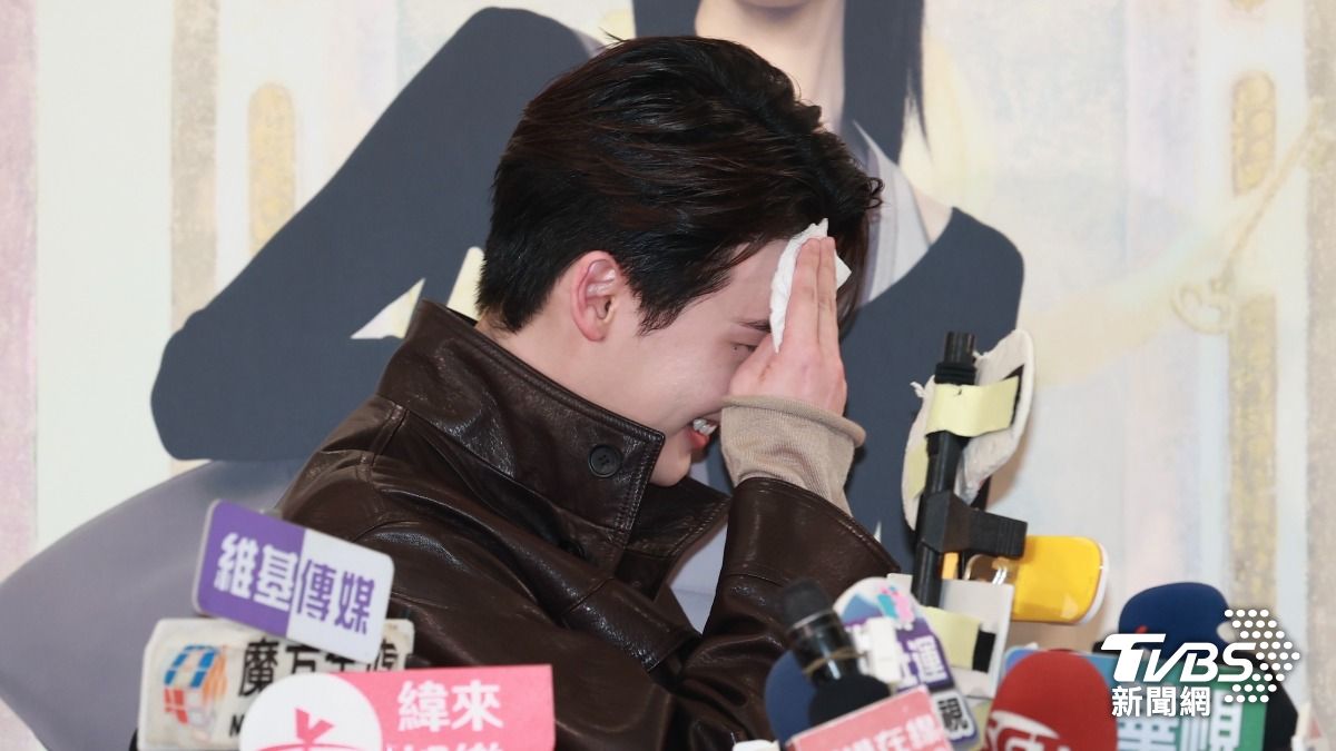 結束活動後李鍾碩還上前跟媒體合比愛心。（圖／黃城碩攝）