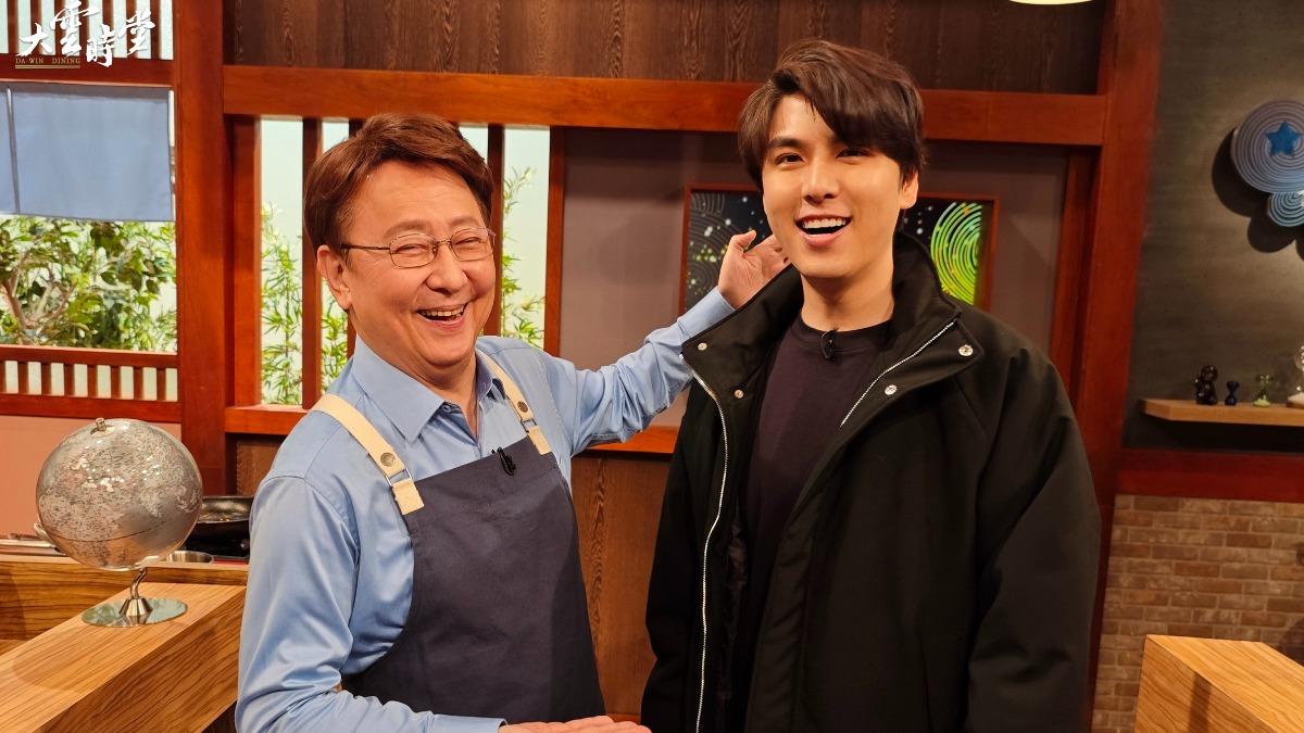 百萬網紅張志祺（右）、主持人李四端。（圖／八大提供）