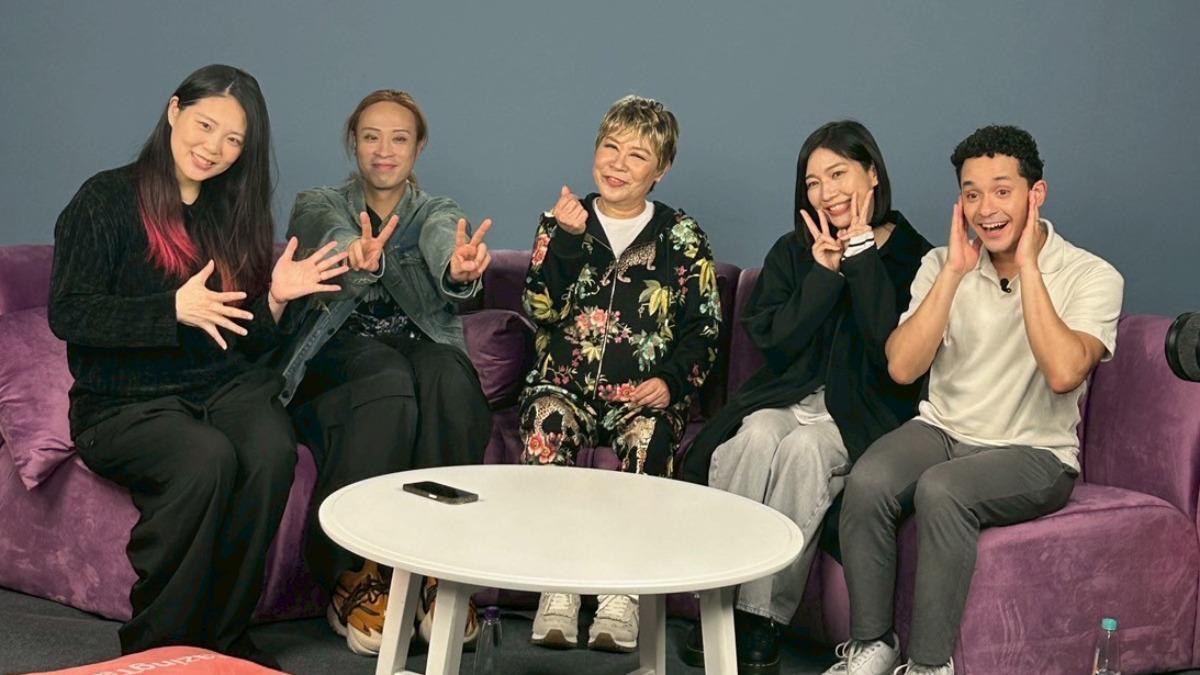 黃小琥（中）和4位主持人暢聊Pub駐唱的趣事。（圖／大大娛樂提供）