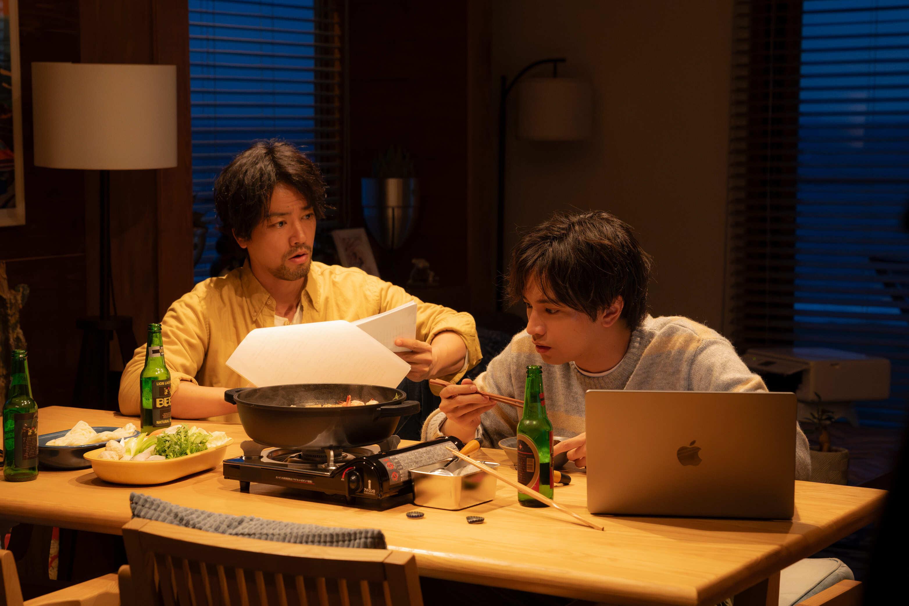 桐谷健太（左）飾演中島健人的好麻吉兼神隊友。（圖／甲上娛樂提供）