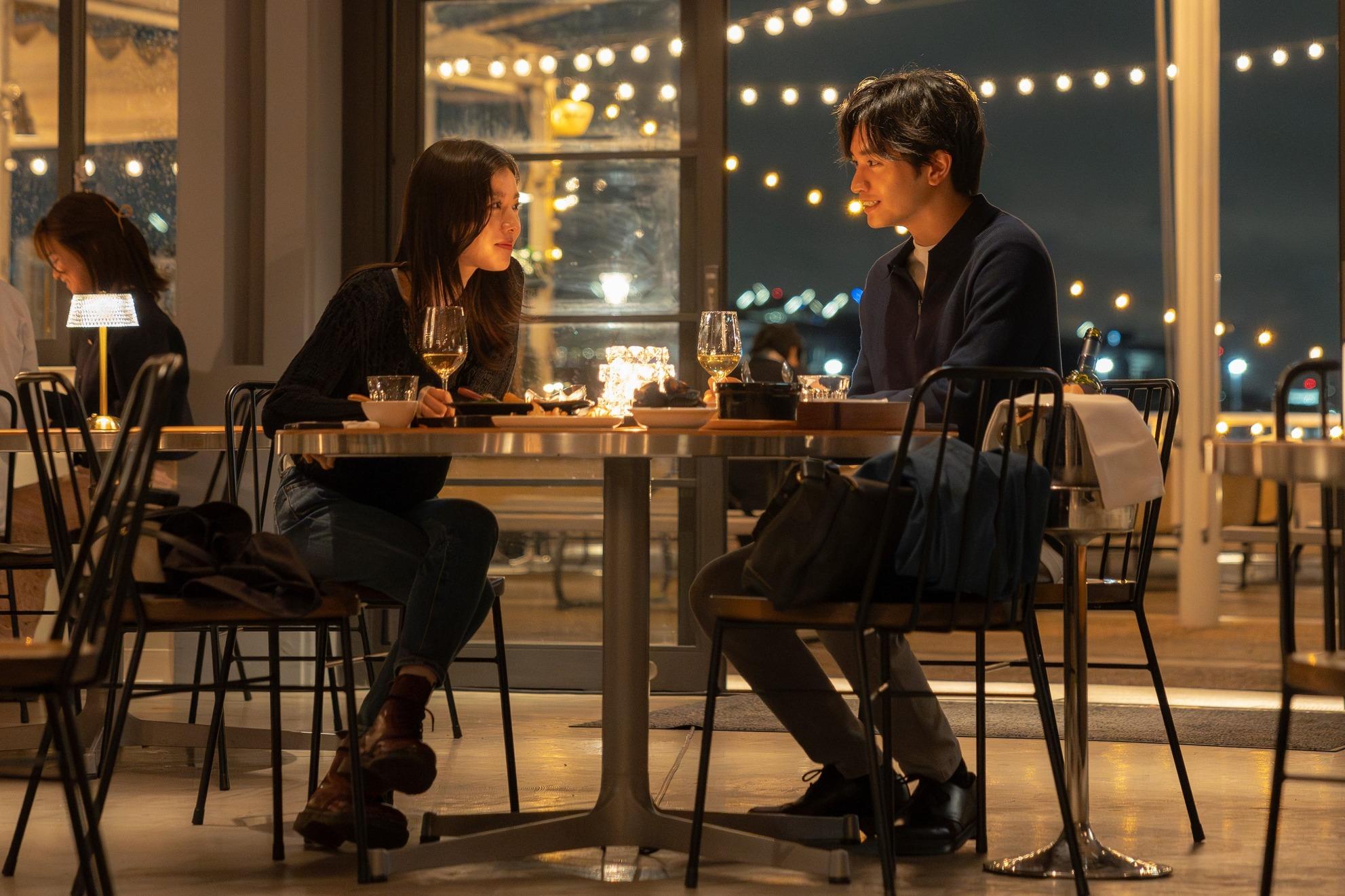 中島健人（右）與milet在餐廳談心，向她透露兩人在另一個時空曾經是夫妻。（圖／甲上娛樂提供）