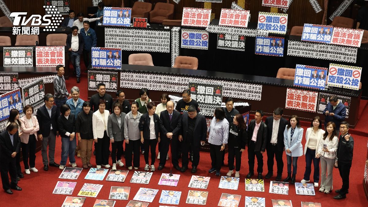 民進黨團佔領議場。（圖／華子琛攝）