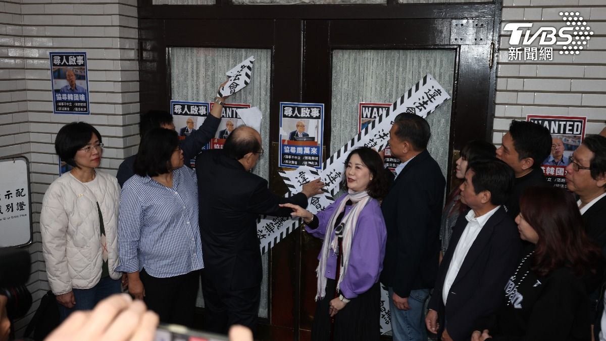 柯建銘親自拆封條。（圖／華子琛攝）