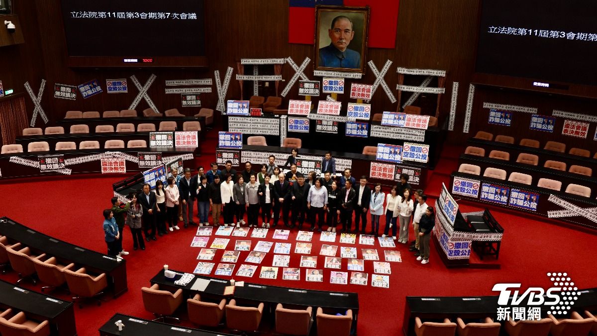 民進黨佈置議場。（圖／華子琛攝）