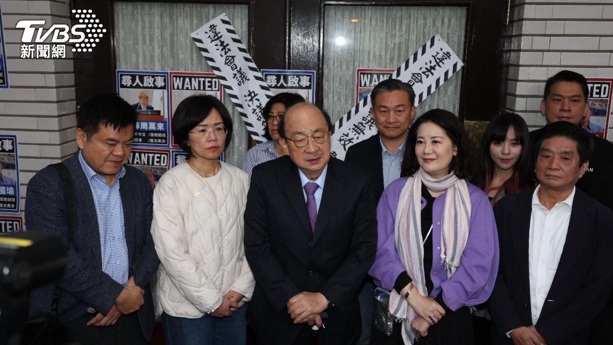 柯建銘在議場前嗆要傅崐萁來單挑。（圖／華子琛攝）