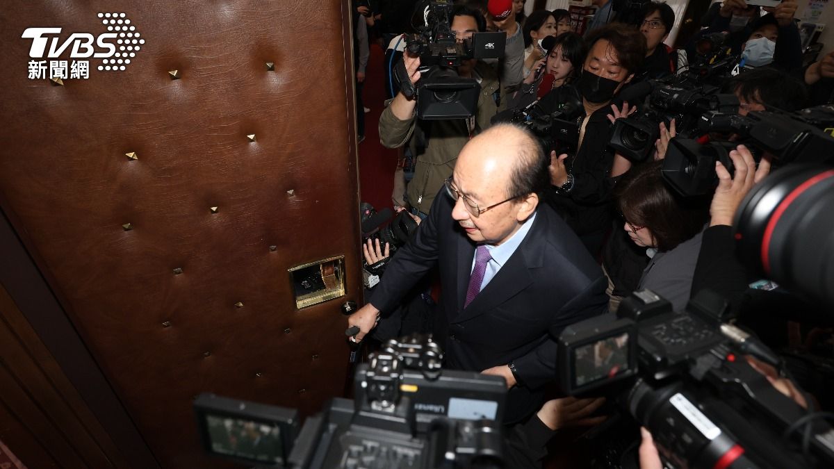 柯建銘進入議場。（圖／華子琛攝）