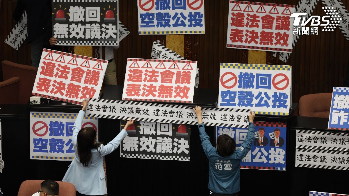 綠委佈置議場。（圖／華子琛攝）