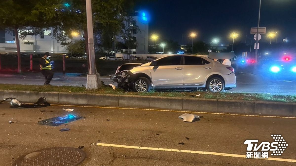 3輛汽車剛剛在追車，才導致車禍。（圖／TVBS）