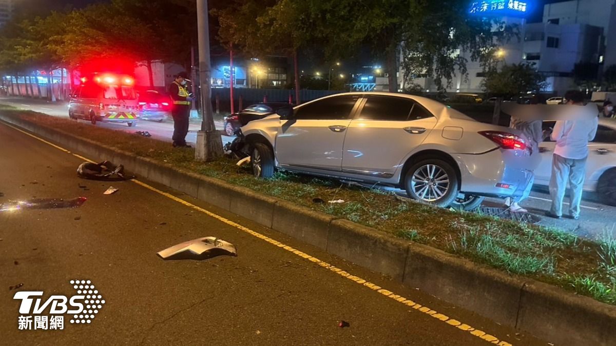 另2部自小客車疑似也有擦撞痕跡。（圖／TVBS）