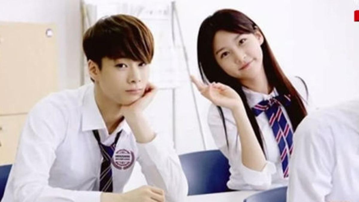 《橫豎研究所》近日公開了金賽綸（右）寫給已故男星ASTRO文彬（左）的手寫信，內容相當心酸。（圖／摘自YouTube）