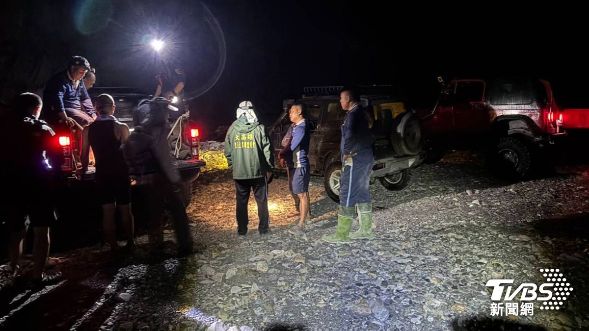 地處偏僻，直到晚間22點20分救護人員才接觸詹忠義。（圖／TVBS）