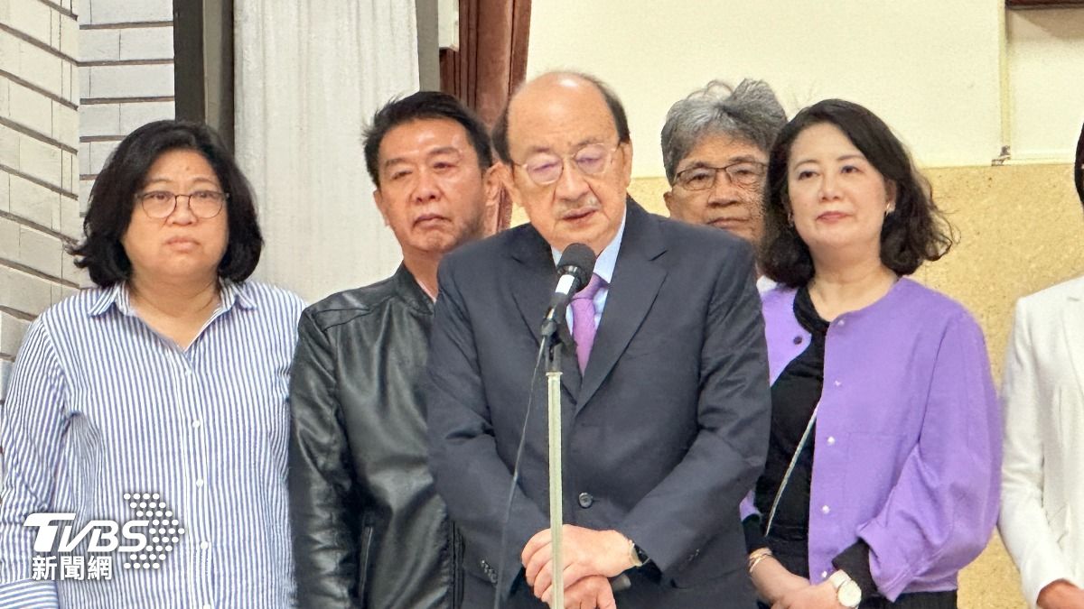 民進黨團總召柯建銘28日在議場後門召開記者會，嗆要跟立法院長韓國瑜單挑。（圖／潘袁詩羽攝）