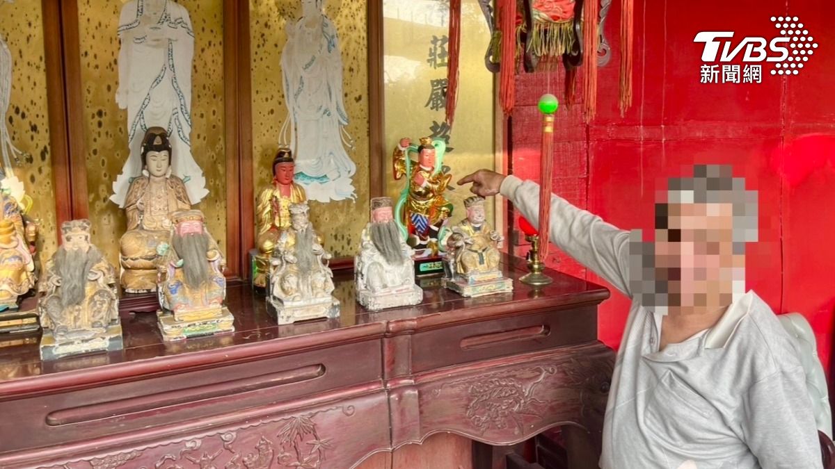 三峽廟公表示，當天突然看到一尊三太子神像被棄置在門外，不知從何而來於是先請到廟內供奉。（圖／TVBS）