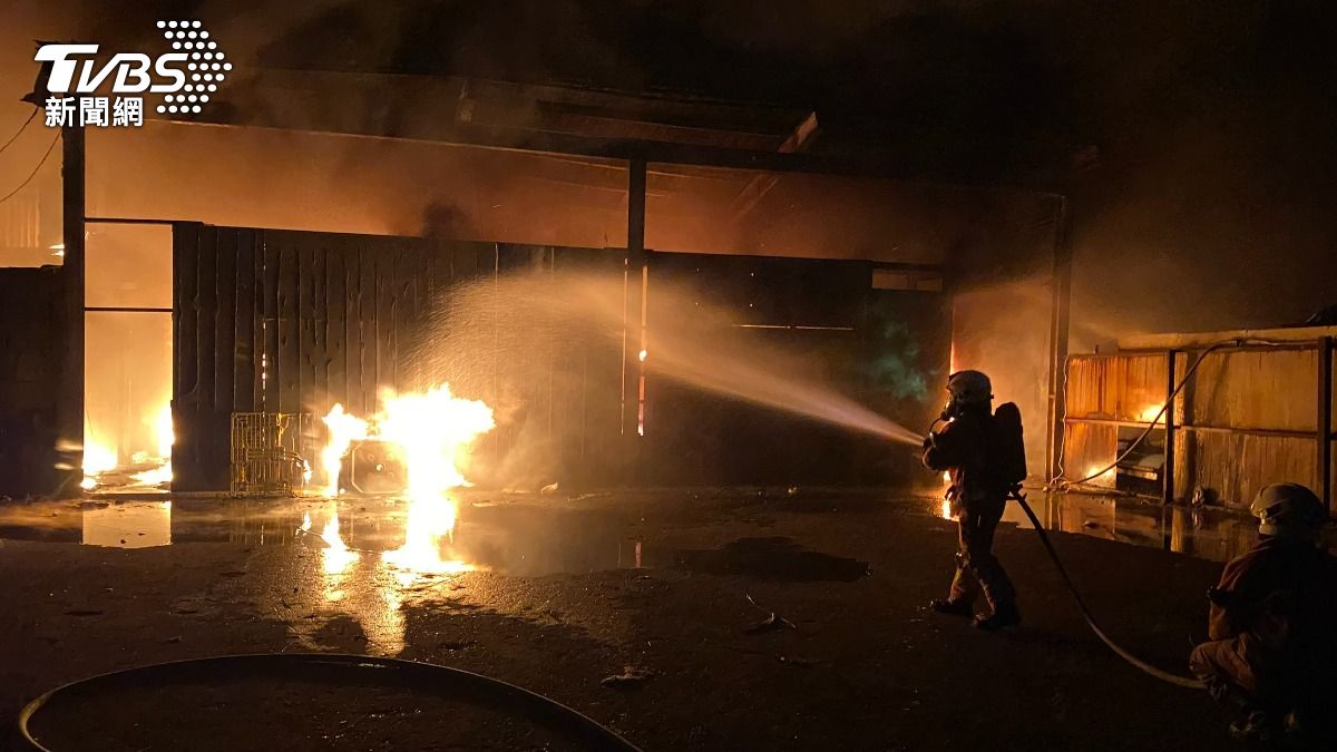 新竹香山回收廠深夜燃燒。（圖／TVBS）