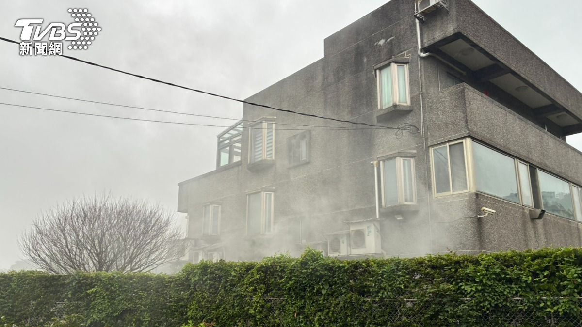 淡水區民宅稍早傳出火警，現場濃煙密布。（圖／TVBS）