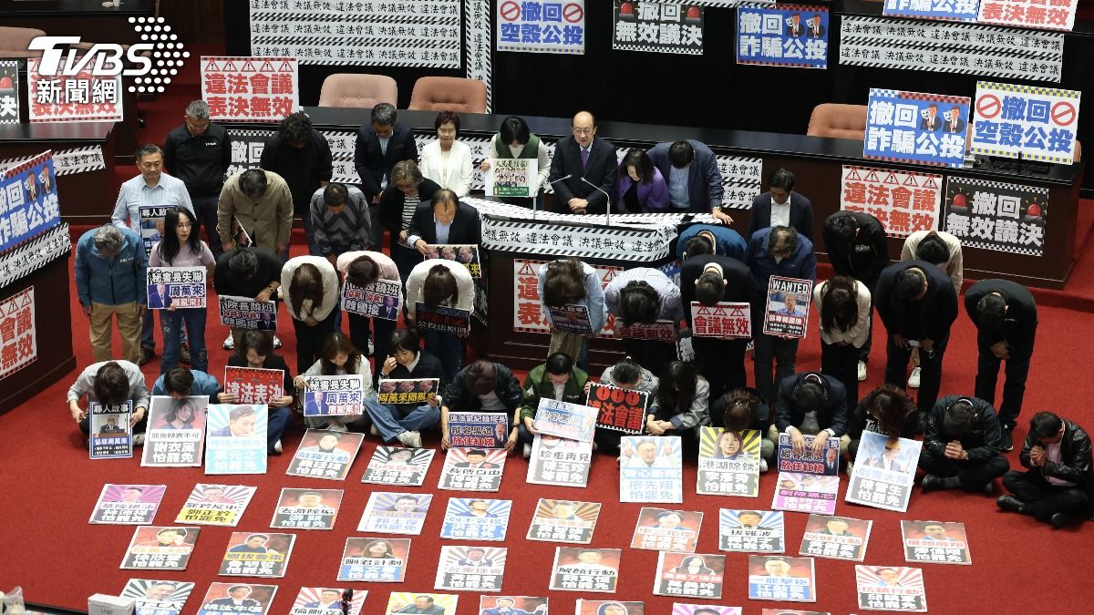 民進黨立委排出罷免國民黨立委字卡。（圖/華子琛攝）