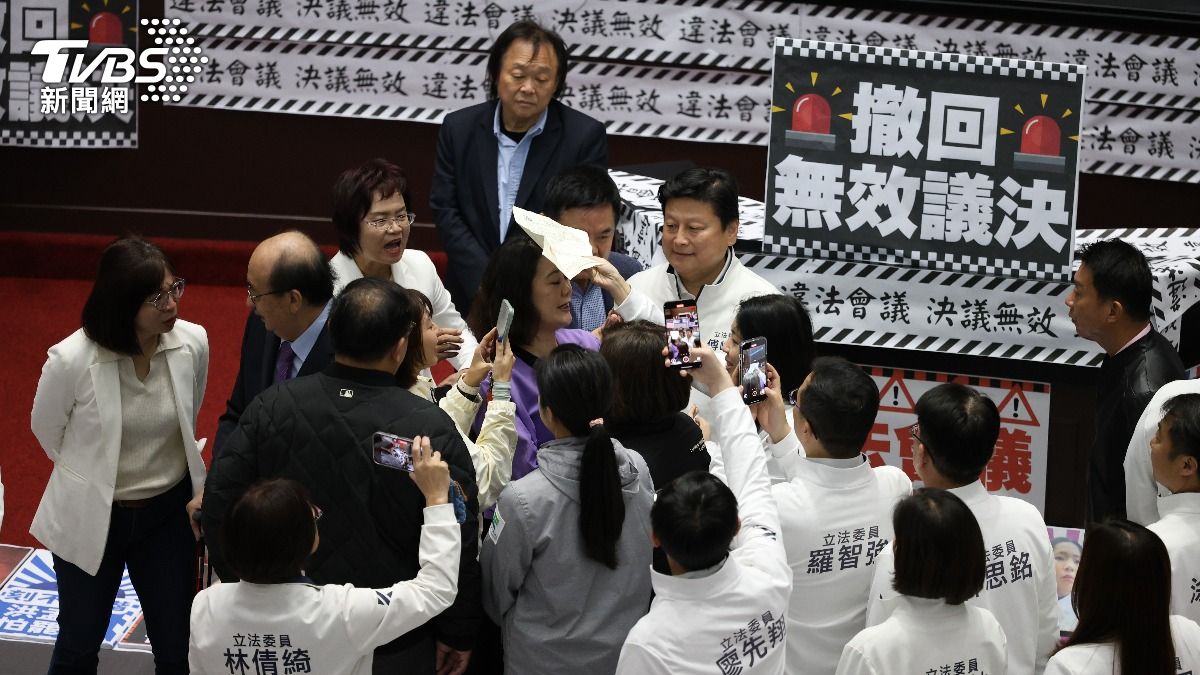 徐巧芯拿出驗傷單給柯建銘，打到吳思瑤的頭。（圖/華子琛攝）