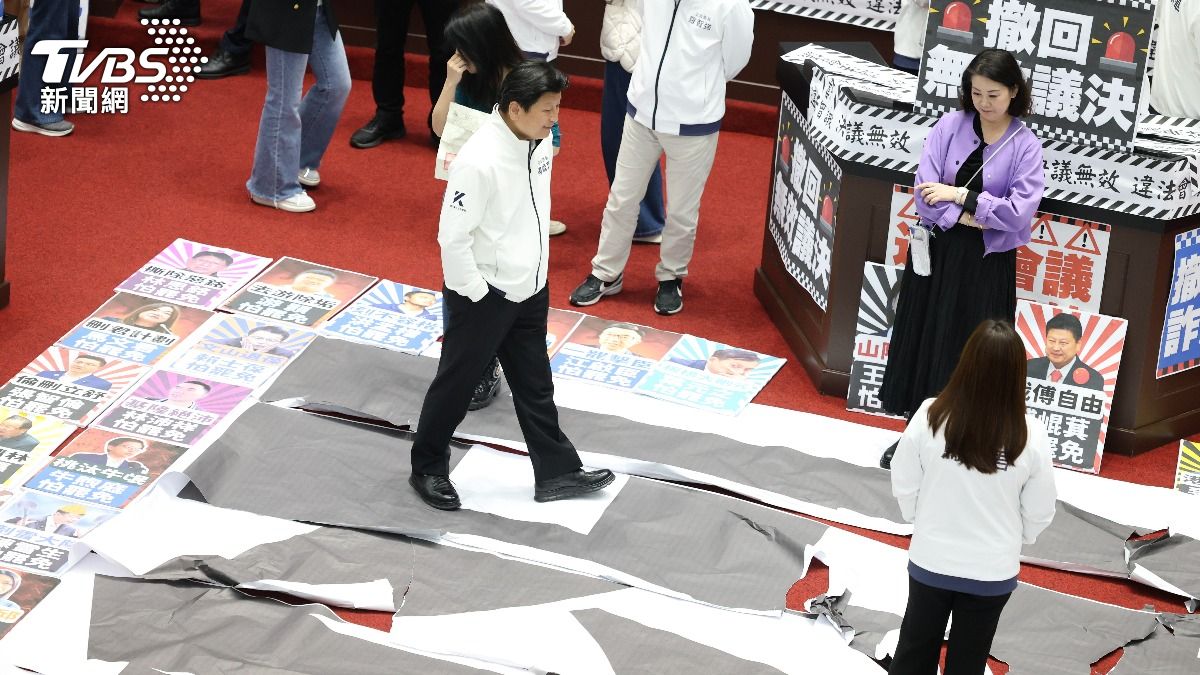 傅崐萁踩在民進黨排出的「罷」字卡上。（圖/華子琛攝）