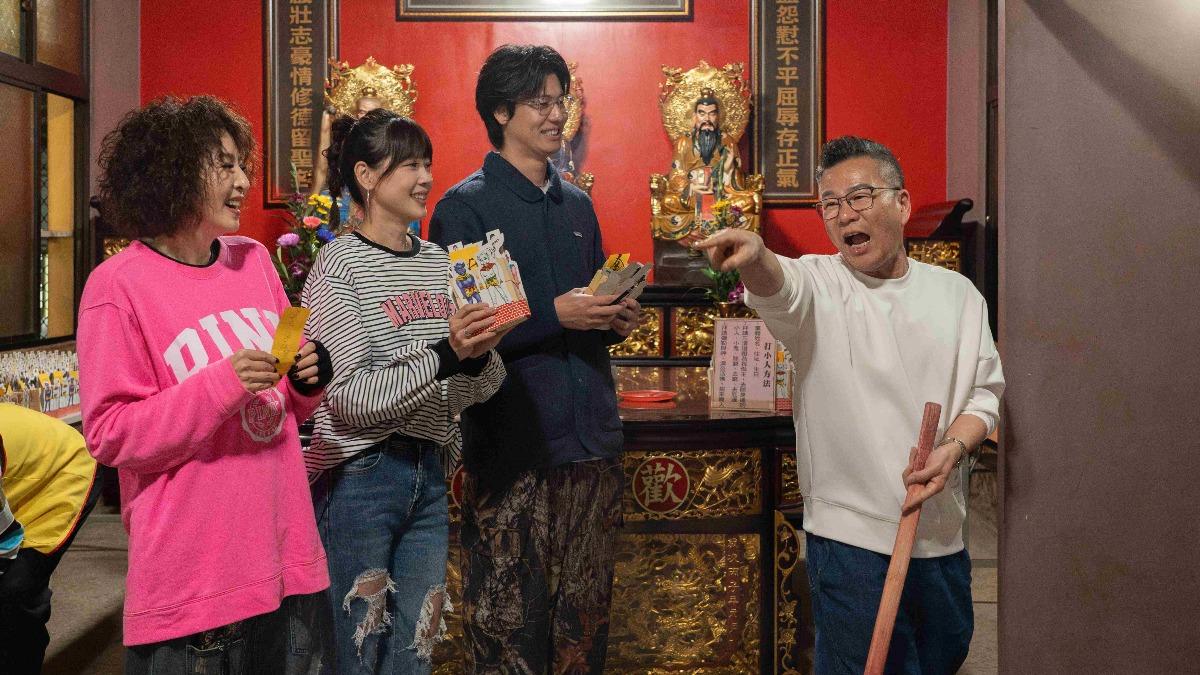 沈玉琳（右）帶李芳雯（左起）、嚴立婷、風田體驗棒打小人。（圖／東森提供）