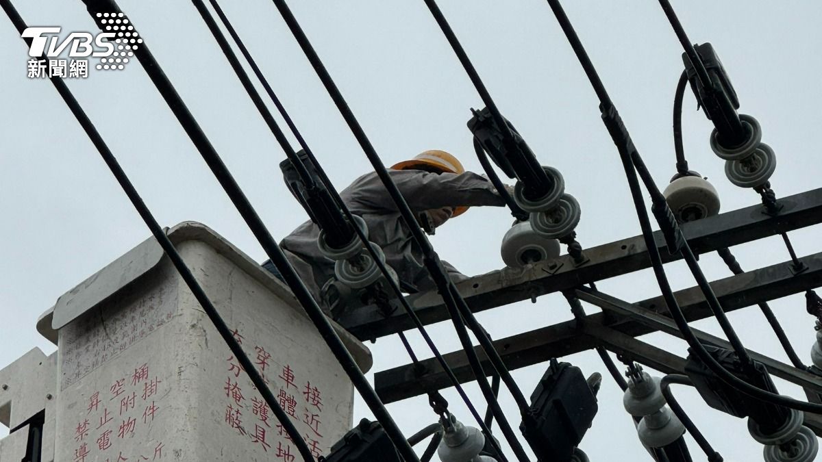 八德區建國路一帶2143戶停電，台電桃園營業處緊急搶修。（圖／TVBS）