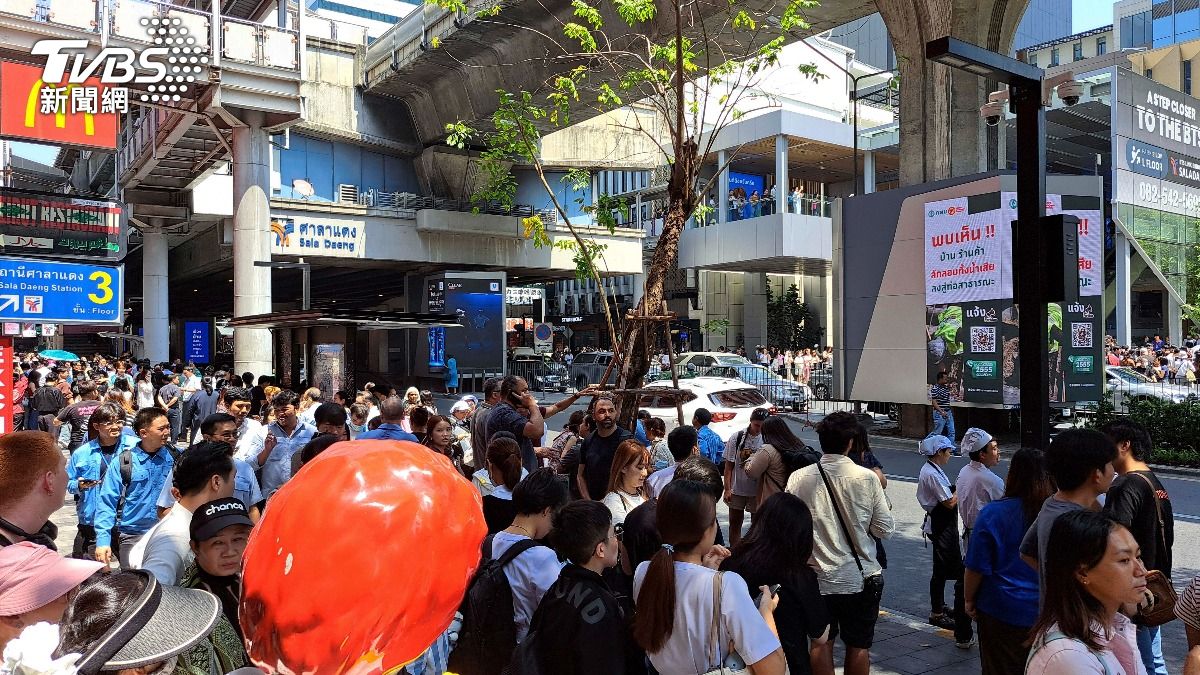 泰國發生地震，許多民眾從建築物中逃到室外。（圖／達志影像美聯社）