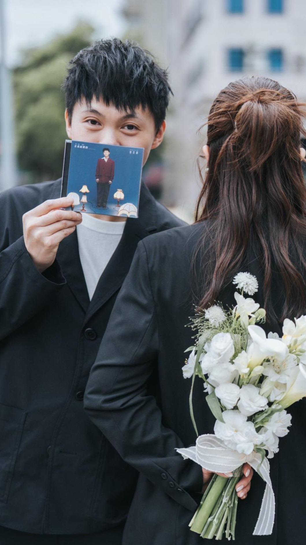 曾昱嘉填結婚書約超緊張。（圖／福茂唱片提供）