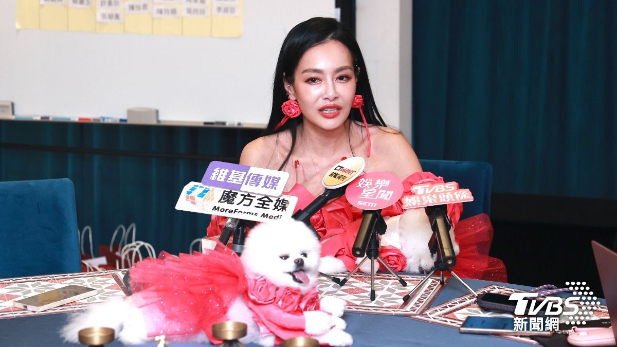 王思佳接受訪問，Snow愜意地躺在前面，十分搶眼。（圖／黃城碩攝）