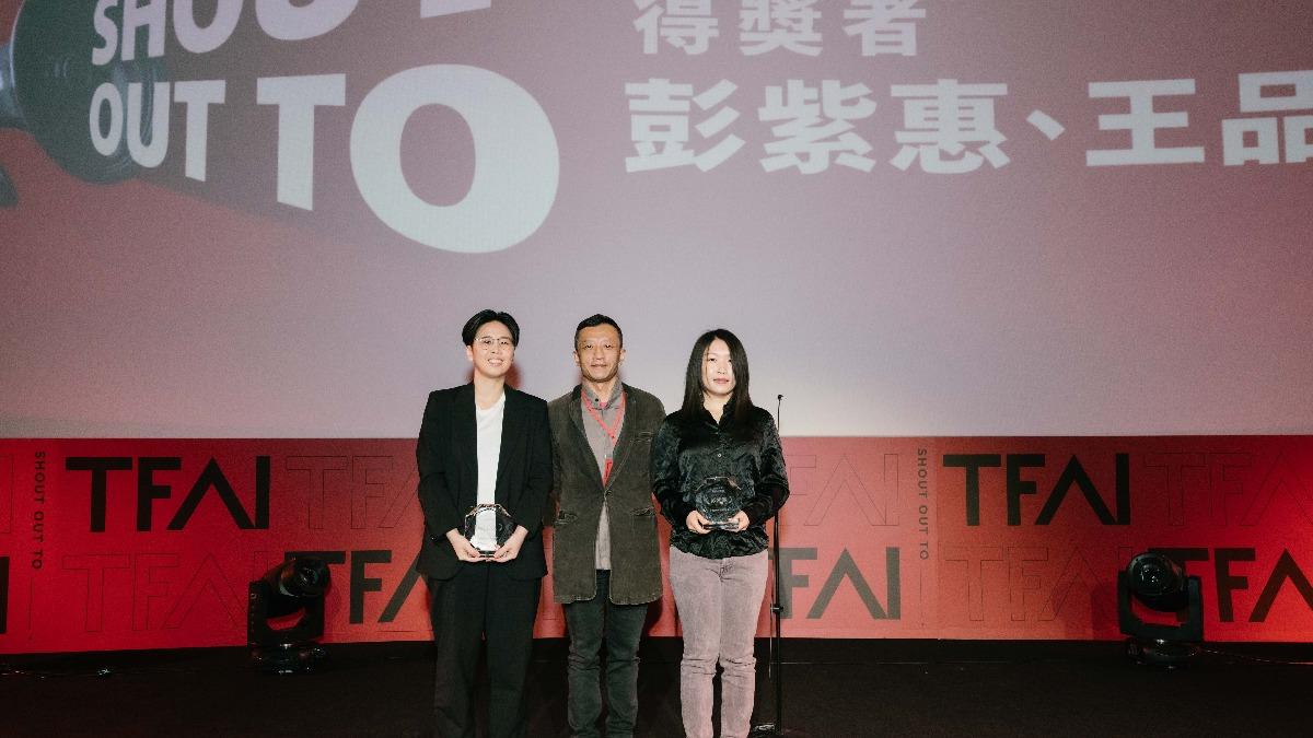 「最佳新導演」則是《春行》的雙導演組合彭紫惠（右）、王品文（左）獲得，楊雅喆導演（中）頒獎。（圖／國家影視聽中心提供）