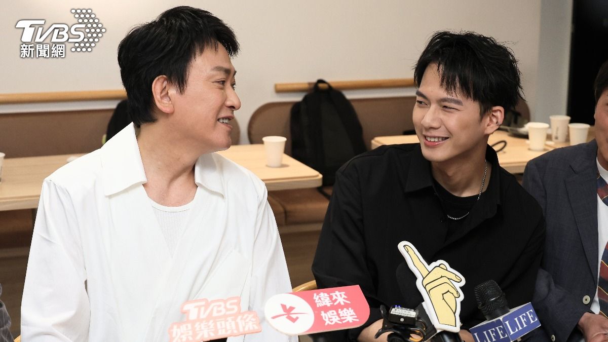 吳念軒趁拍戲空檔捕捉王識賢（左）照片。（圖／張哲鳴攝）