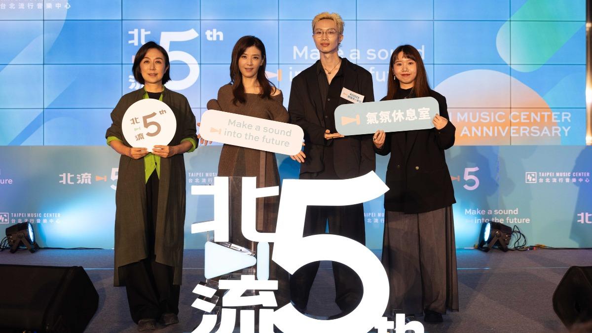 北流董事長黃韻玲（左起）和蘇慧倫在記者會上暢聊。（圖／台北流行音樂中心提供）