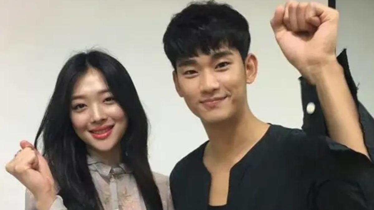 金秀賢被爆強迫雪莉在電影《REAL》中拍床戲。（圖／翻攝自微博）