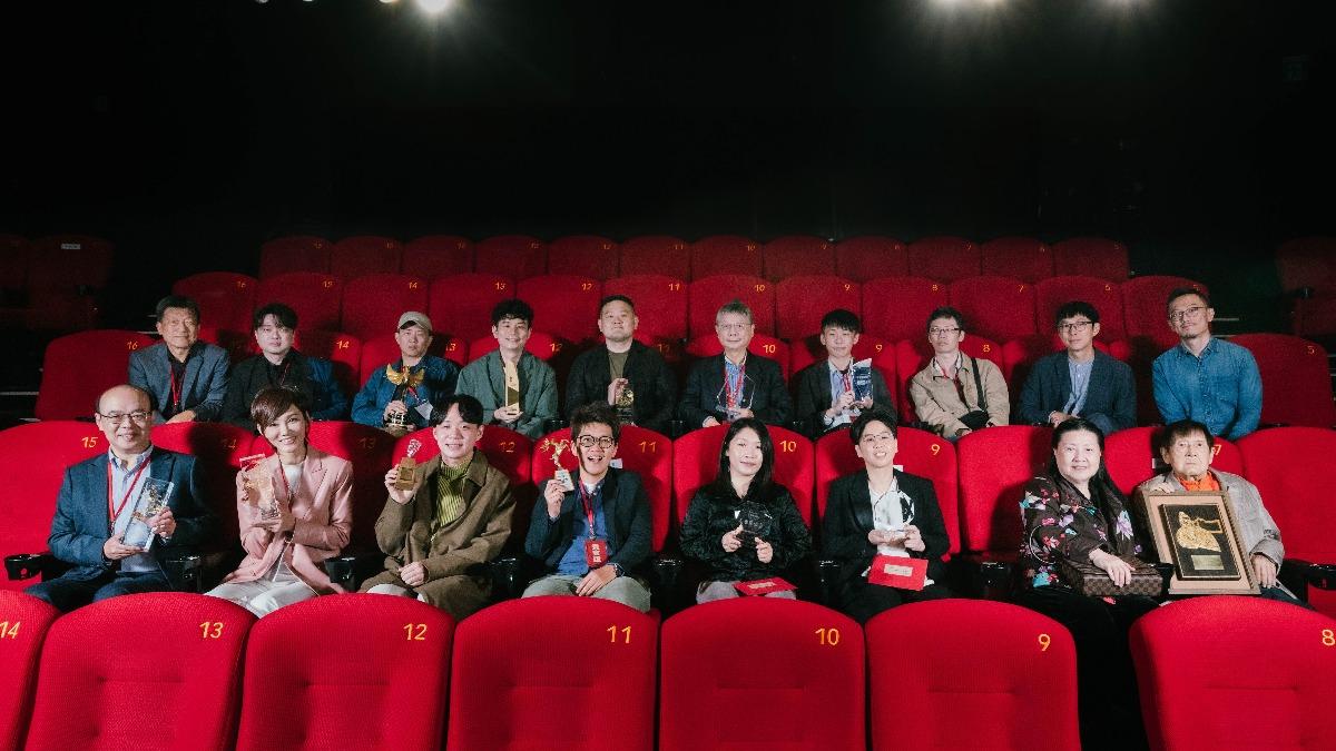 第5屆「傑出影視聽工作者聯合頒獎典禮」得獎者們。後排左起：林文淇、黃孝儀、廖克發、杜政哲、鍾劼璋、陳博文、蔡曉松、謝佳錦、洪健倫、楊皓鈞；前排左起：蘇明傳、王淑芳、林治文、鍾佳瑩（阿雅）、彭紫惠、王品文、張宗榮與其家屬。（圖／國家影視聽中心提供）