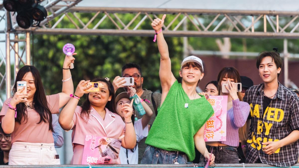 「黃氏兄弟」哲哲（右二）突襲到場。（圖／寬寬整合行銷提供）