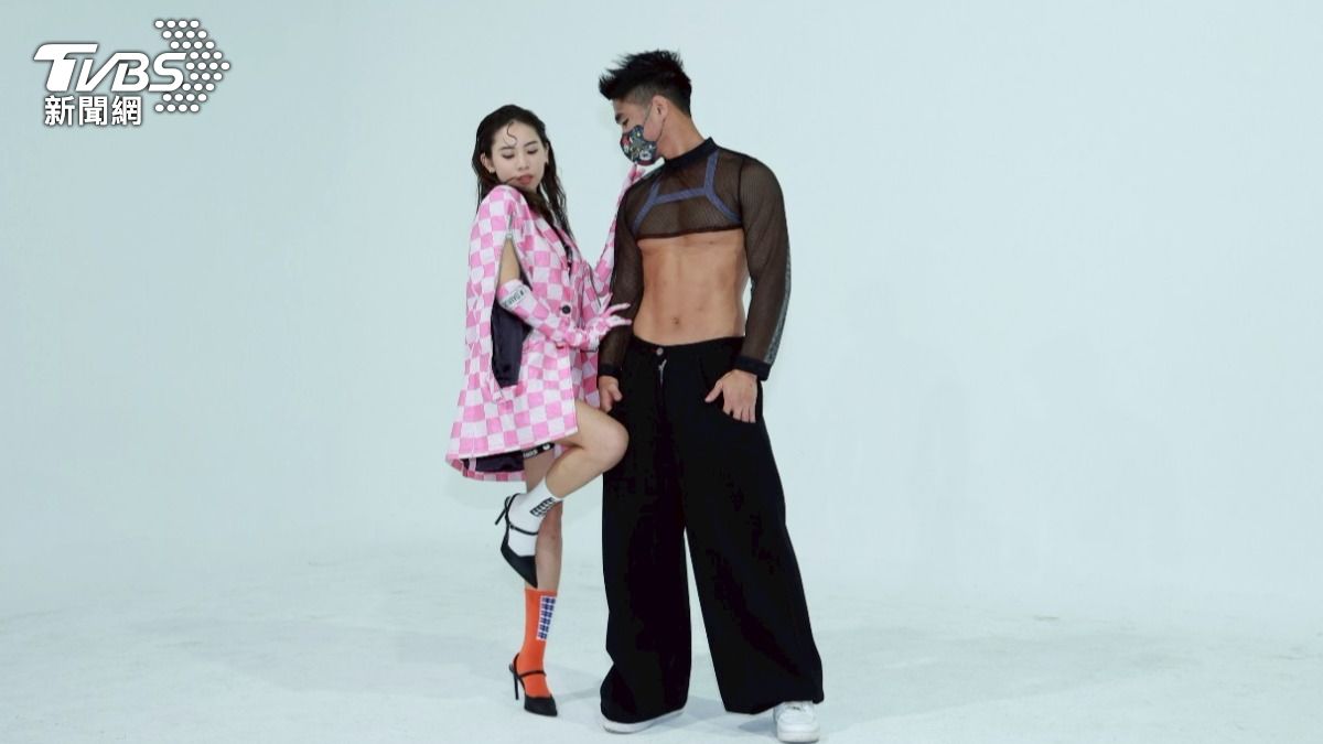 內內和壹柒柒第一次當模特兒。（圖／趙世平攝）