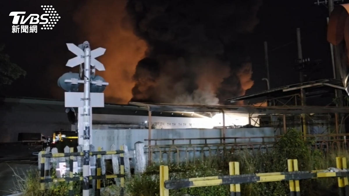 台灣涼椅工廠昨日深夜驚傳火警。（圖／TVBS）