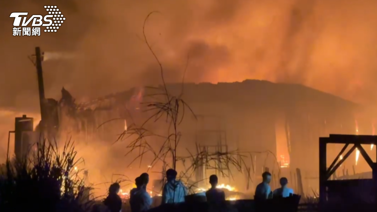 燃燒廠房面積約達10000平方公尺。（圖／TVBS）
