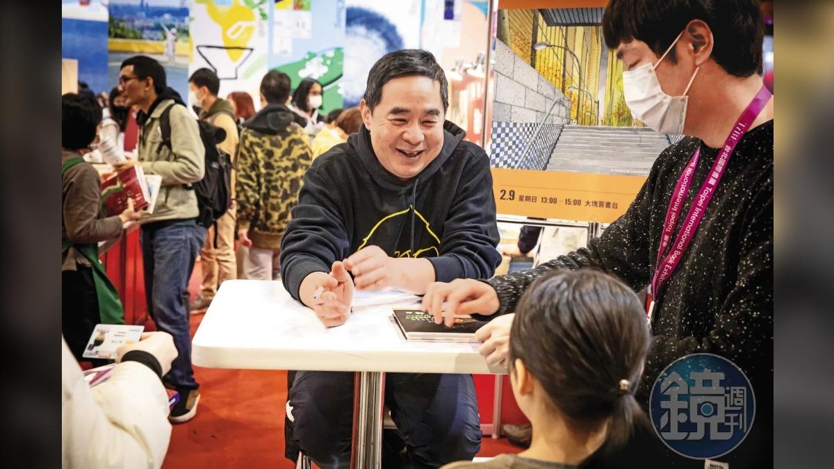 幾米少數不畏懼的公開露面是書展讀者見面會，一邊在書上幫讀者簽名畫小兔子，一邊聽讀者分享閱讀心得這件事讓他覺得自在。（圖／鏡週刊）