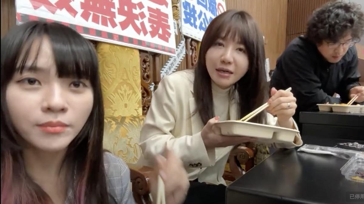 （左起）黃捷、吳沛憶、沈伯洋在直播中透露遭羅智強、葉元之霸凌。（圖／翻攝自加開零食會YT直播）