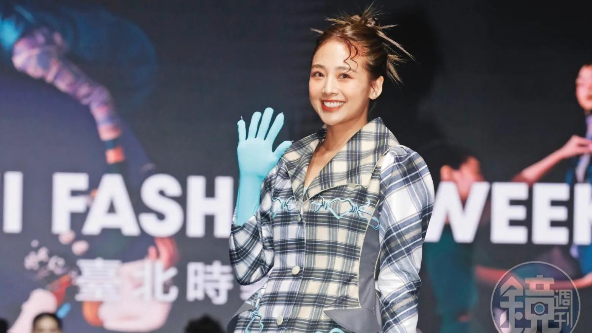 鬼鬼戴上這雙藍手套，頗有家政婦的既視感呢。（圖／鏡週刊）