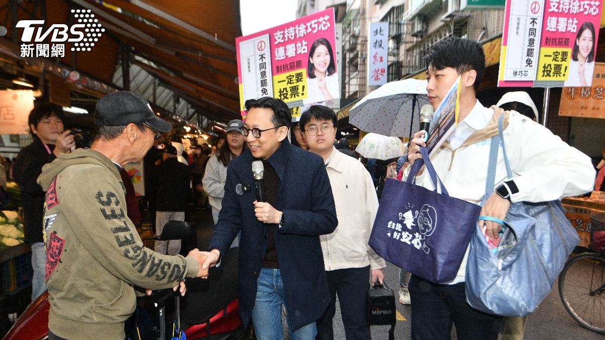 國民黨青年團由黨藉立委葛如鈞和發言人楊智伃等人帶領到吳興商圈宣講反罷免。（圖／胡瑞麒攝）