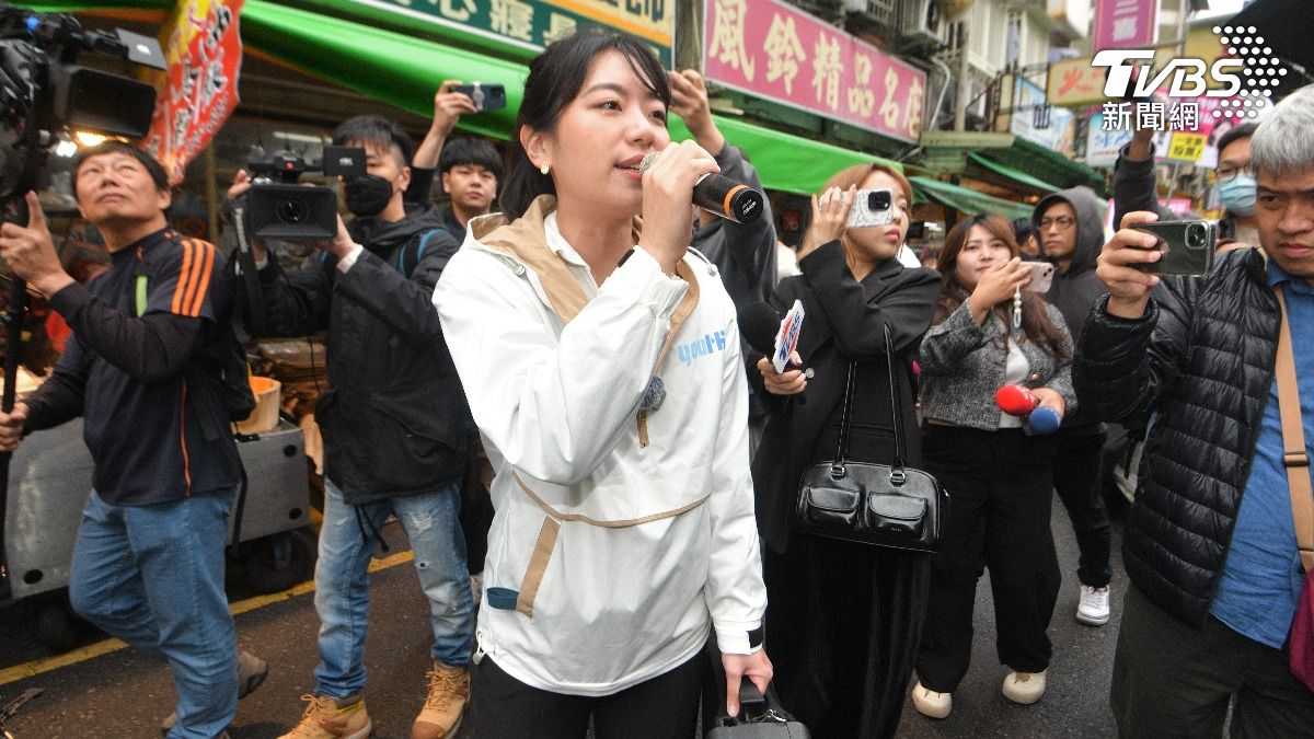 國民黨青年團由黨藉立委葛如鈞和發言人楊智伃等人帶領到吳興商圈宣講反罷免。（圖／胡瑞麒攝）