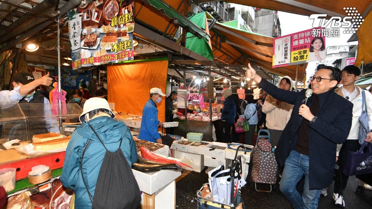 國民黨青年團由黨藉立委葛如鈞和發言人楊智伃等人帶領到吳興商圈宣講反罷免。（圖／胡瑞麒攝）