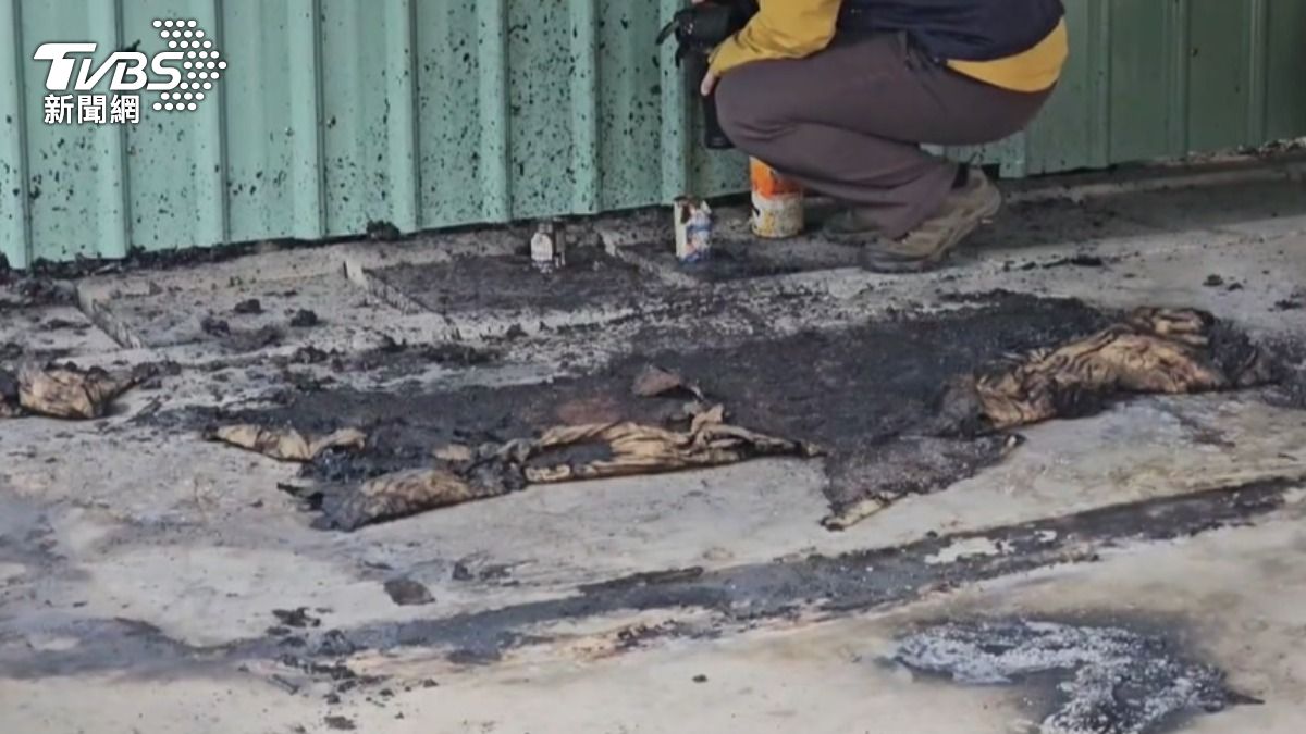 地上一片焦黑。（圖／TVBS）