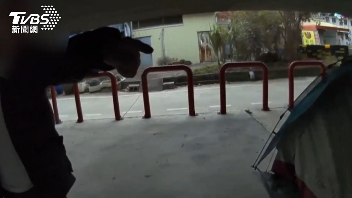 男街友辯稱不知為何會起火。（圖／TVBS）