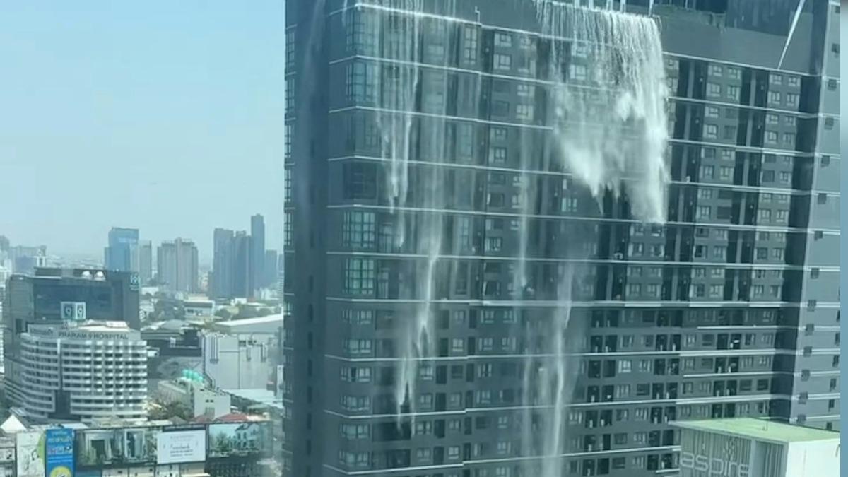 緬甸強震影響泰國，一棟大廈的天台泳池水溢出。（圖／翻攝自กณิศนันท์ พรอัจฉริยพณิช臉書）
